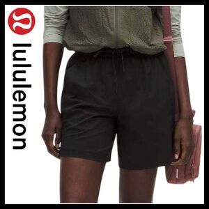 Lululemon Glyde Relaxed Mid-Rise Hiking Short 7"
Black Size (XL) NEW w/o Tags